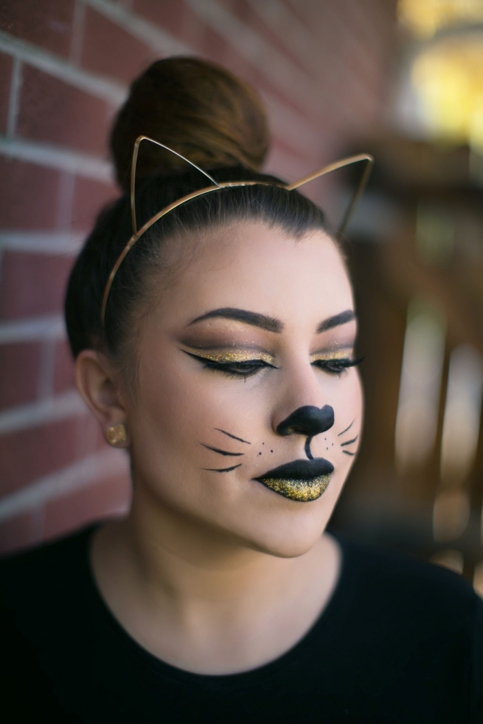 maquillage carnaval facile à faire, idée makeup chat avec eyeliner noir et fards à paupières paillettés nuance dorée