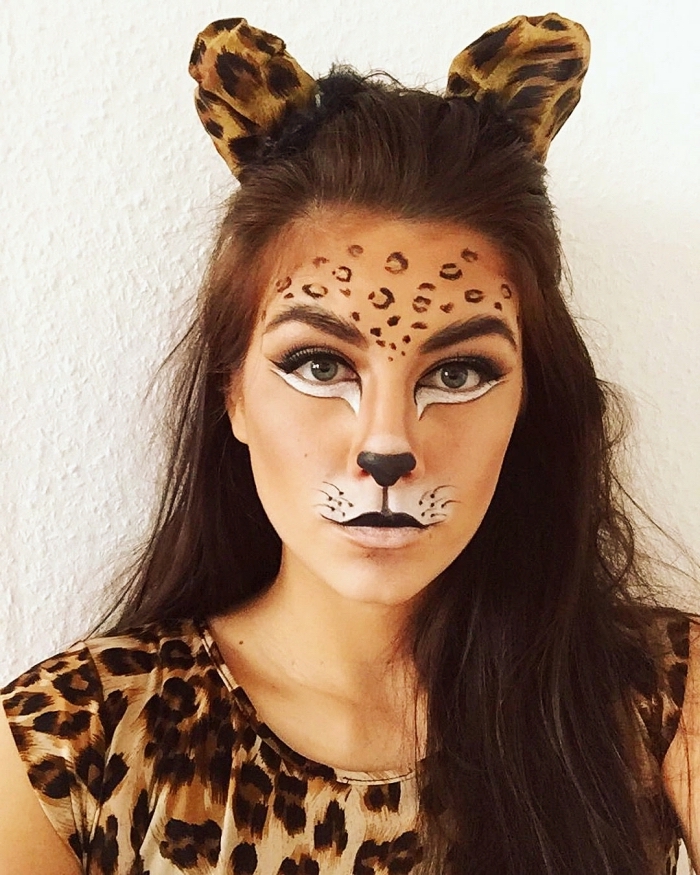 coiffure facile pour halloween femme chat, idée maquillage chat halloween avec dessins visage léopard en eyeliner