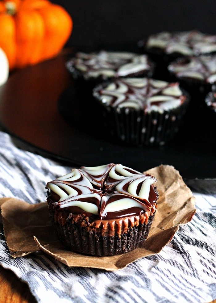 muffins au chocolat glaçage toile d'araignée, gateau halloween facile et rapide, recette de dessert pour un apéro d'halloween