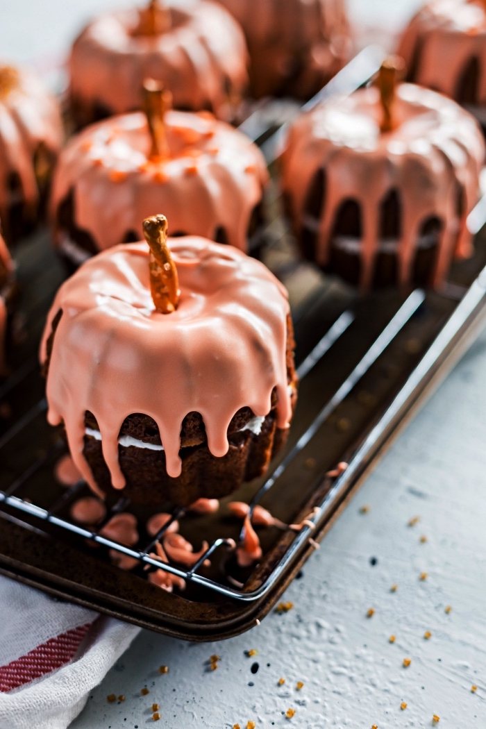 recettes d'automne à base de citrouille, petit dessert individuel pour l'apéro d'halloween à la citrouille, mini-gâteau en forme de citrouille au glaçage rose