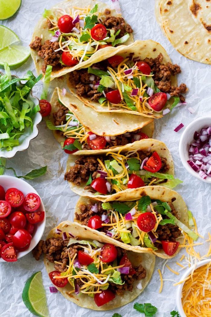 tacos maison à la viande de boeuf, cheddar et légumes frais, idée apéro rapide pour une soirée entre amis