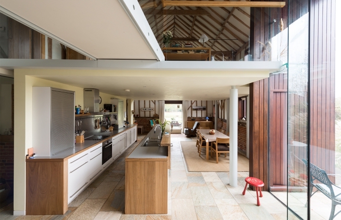renovation interieur, idée comment transformer grange en habitation, design cuisine étroite avec îlot en blanc et bois