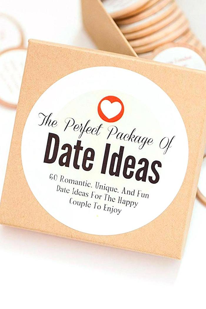 Boite avec idées pour une soirée en deux romantique, original cadeau 1 an couple, idée de cadeau pour couple