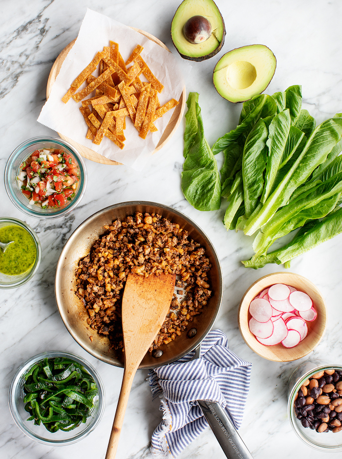 ingrédients pour faire une salade tacos végétarienne, recette mexicaine de salade tacos aux shiitaké, légumes frais et salsa mexicaine