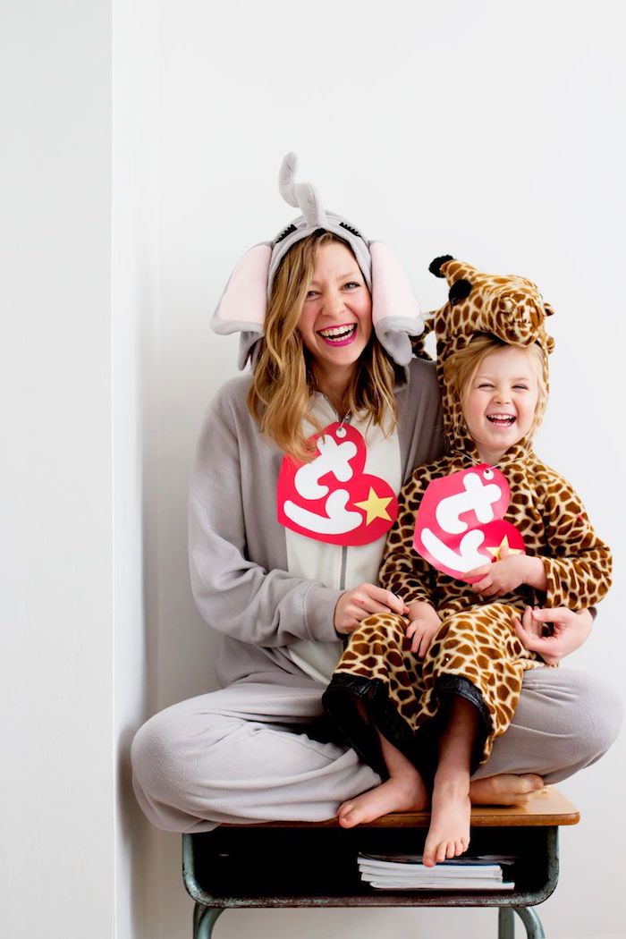 Femme et son enfant mignon deguisement halloween enfant, habiller son bébé pour halloween jouets en peluche 