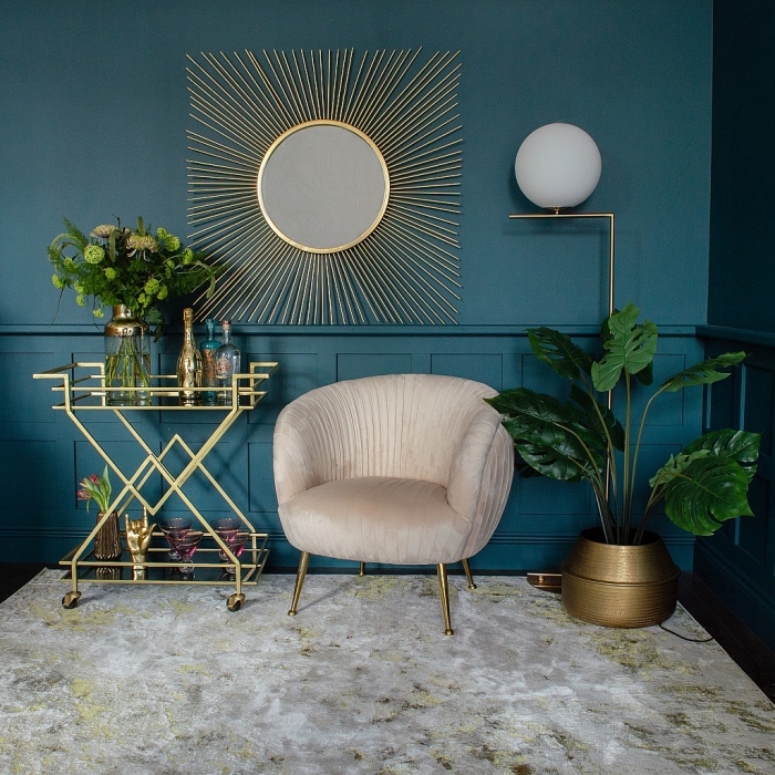 quelle peinture tendance 2019, couleur bleu marine intérieur tendance, modèle de miroir soleil doré dans un salon moderne