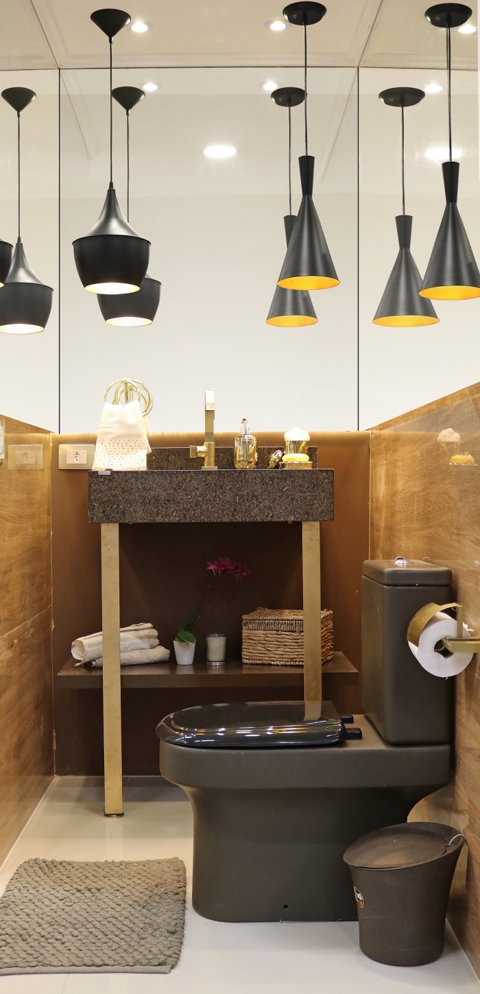 idee deco wc de style moderne avec éclairage lampe plafond noire, idée revêtement mural dans les toilettes