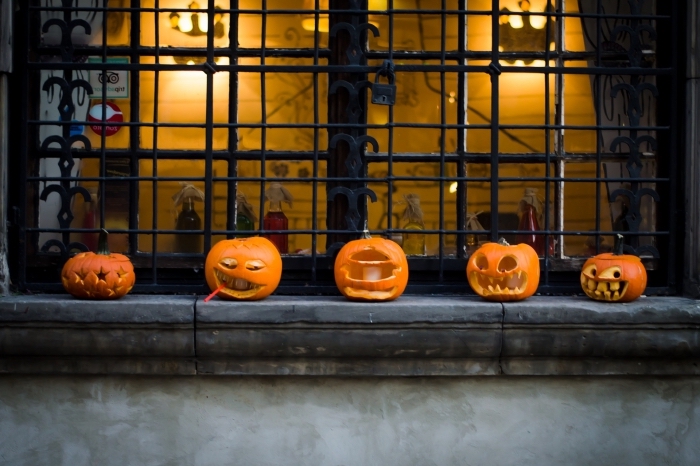 lanternes-jack-o-halloween-2019-décoration-fenêtre-fête-de-halloween-sculpture-citrouile-visage-effrayant diy décoration à faire soi-même pour la fête de halloween, idée comment décorer ses fenêtres avec lanternes halloween