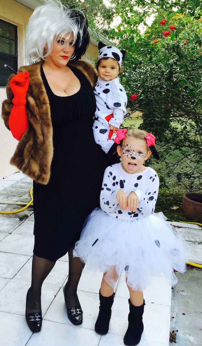 101 dalmatiens déguisement cinéma, déguisement bébé et sa soeur et la mere, style annees 90 originale tenue
