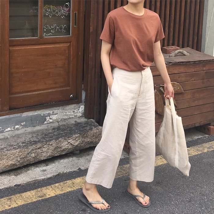 Lin pantalon chino femme, comment être une femme bien habillée, t-shirt et pantalon pour l'été-automne 2019