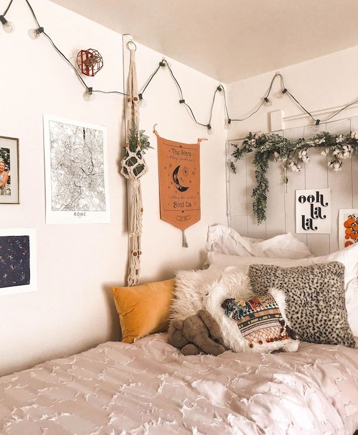 couverture de lit originale, coussins colroés, lit d angle avec tete de lit bois recyclé et blanchi, deco murale d affiches et cadres, guirlande lumineuse deco murale