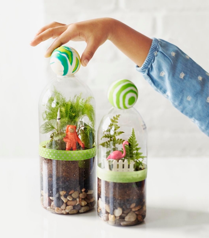 comment faire un petit jardin dans bocal, idée projet créatif avec les petits, diy terrarium en bouteille fermée