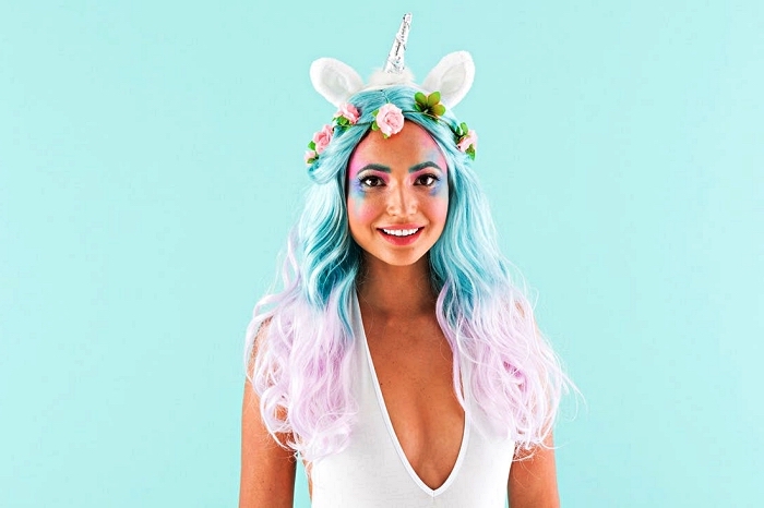 déguisement licorne adulte avec perruque couleurs pastel, serre-tête licorne et costume blanc