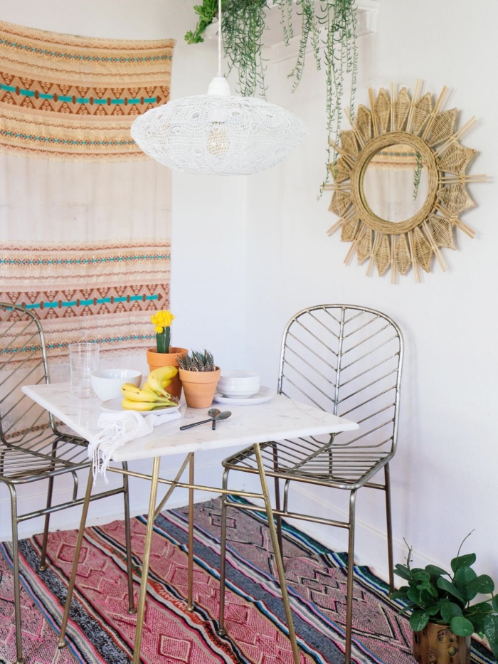 déco petite salle à manger style ethnique avec table marbre à pieds dorés et chaises métal, modèle miroir rotin