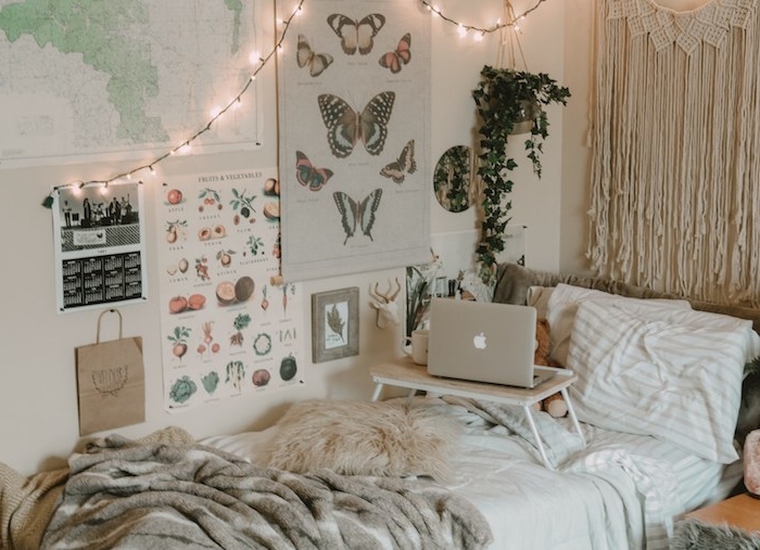 tete de lit macramé mural, couches de linge de lit pour deco cosy, deco chevet plante en pot suspendu, affiches nature et découverte décoratives