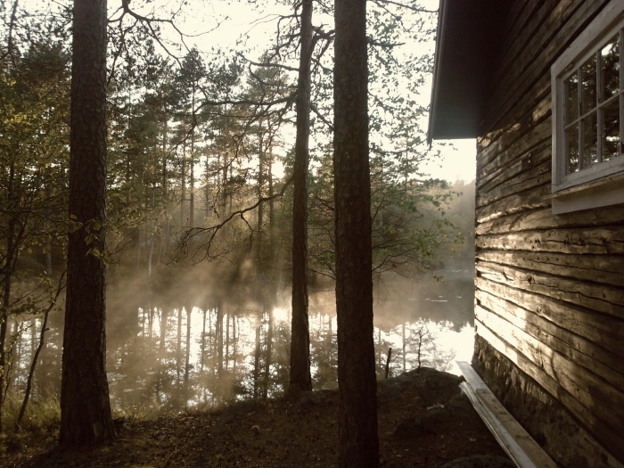 maison-hantée-au-bord-de-lac-forêt-lumière-coucher-de-soleil-nuit-de-halloween-paysage-d-automne-ordinateur fond d écran automne pour ordinateur, photo de nature effrayante Halloween avec une maison au bord de lac
