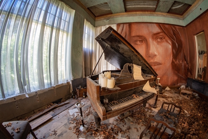 maison-hantée-photo-fond-ecran-halloween-bâtiment-ancien-piano-bougies-pages-parquet-bois-chaise-bois-intérieur-maison-halloween photo wallpaper ordinateur pour halloween, intérieur dans une maison abandonnée comme wallpaper ordinateur