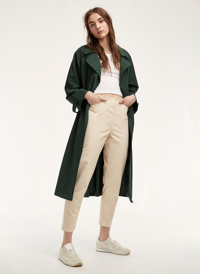 Manteau vert longue et pantalon blanc style décontracté chic, idee tenue stylée, tshirt blanche et baskets simple tenue