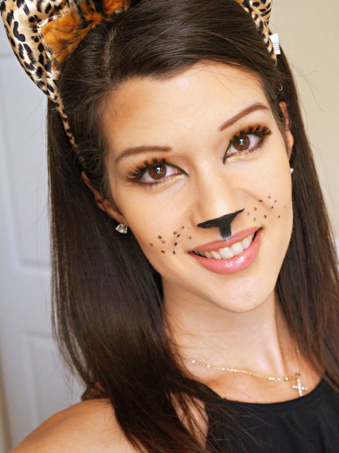 exemple de deguisement adulte femme facile à réaliser, idée makeup en chat avec fards à paupières et eyeliner