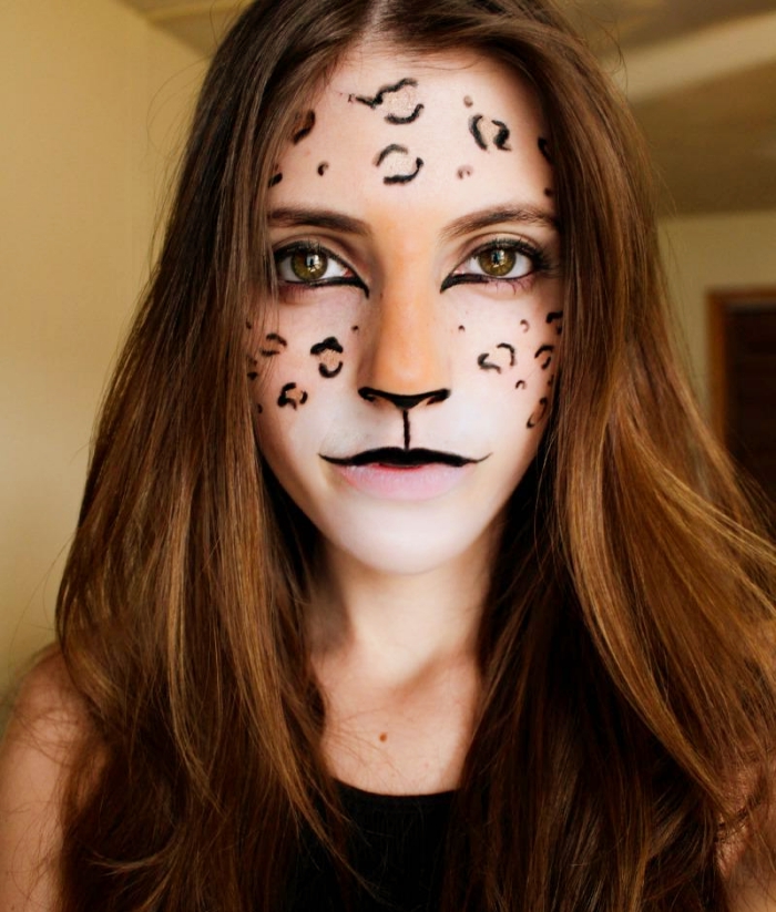 dessiner sur son visage avec fards à paupières et crayon, idée maquillage halloween femme déguisée en chat féroce