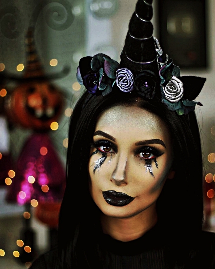 maquillage d'halloween licorne avec larmes noires et bouche noire, accessoire licorne serre-tête noire décoré de fausses fleurs