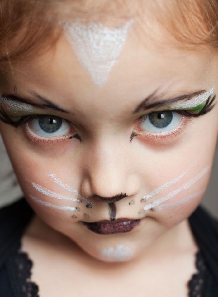 idée déguisement petite fille pour halloween, maquillage petite fille en chat avec moustaches, exemple maquillage halloween enfant