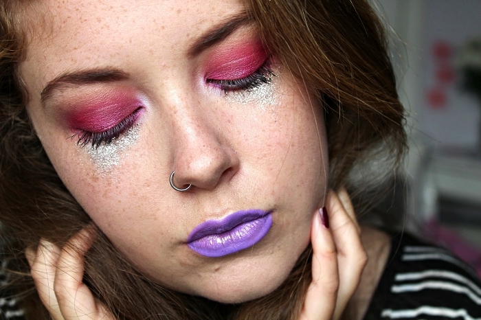 maquillage halloween simple à réaliser avec ombres à paupières fuchsia et du violet sur la bouche, maquillage pailleté au ras des cils inférieurs 