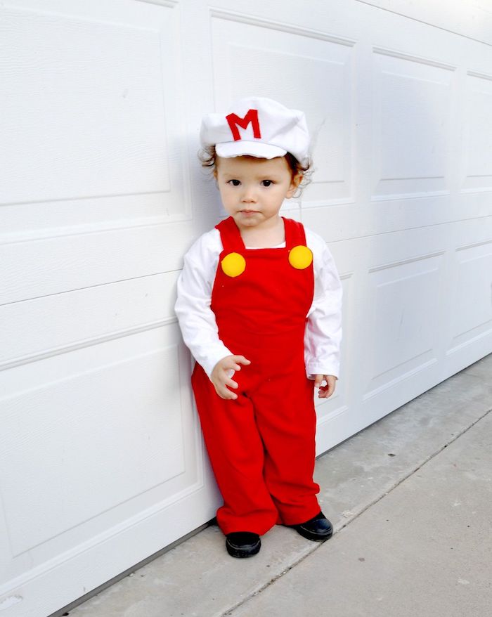 Super Mario en costume rouge deguisement bebe halloween, les costumes pour les plus petits