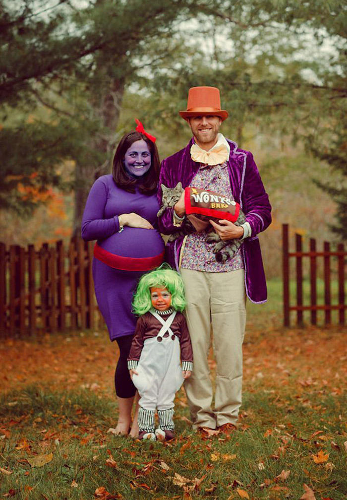 Wonka famille deguisement halloween garcon, célébrer Halloween en famille, femme enceinte, petit enfant, chaton deguise comme chocolat 