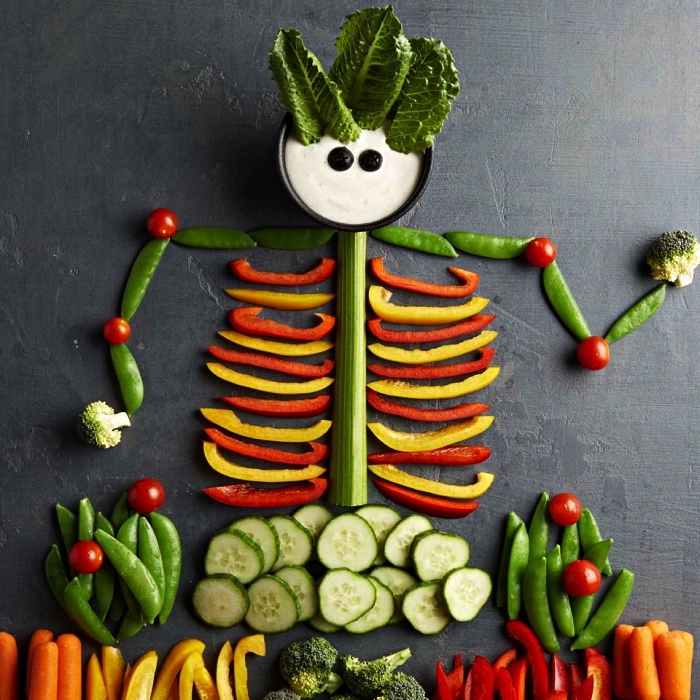 plateau de crudités en forme de squelette avec sauce apéritive, idee apero dinatoire sur le thème de halloween