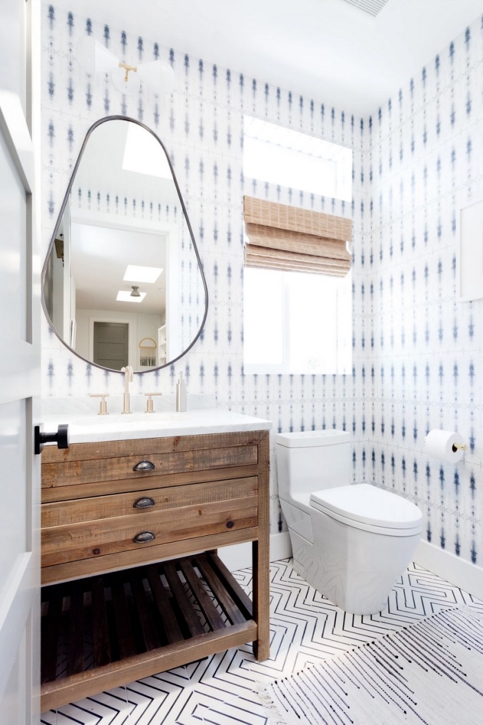 exemple comment décorer ses toilettes de façon originale, toilettes aux murs habillés en papier peint bleu et blanc