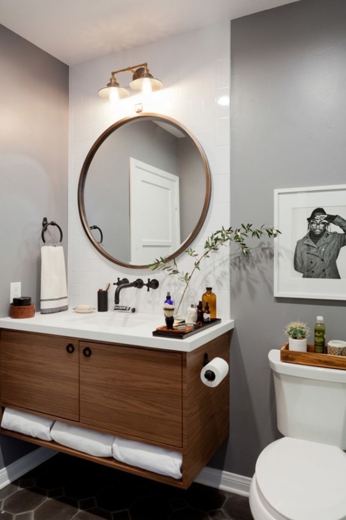 decoration wc moderne à design mural bicolore en blanc et gris clair, meuble lavabo toilette en blanc et bois