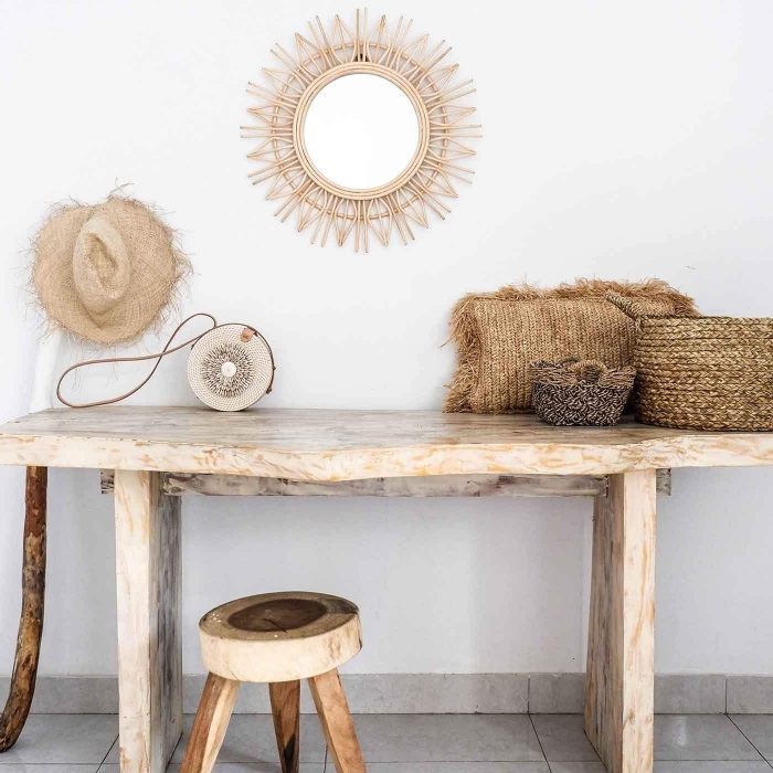 déco minimaliste et naturelle dans une pièce blanche, modèle de miroir bambou en forme de soleil, objets fait main en fibre végétale