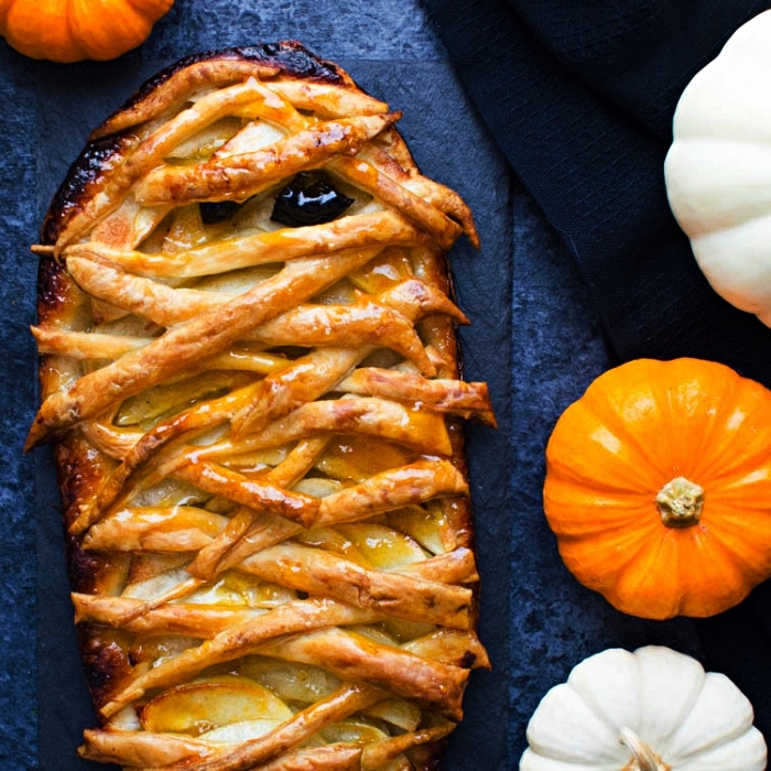 idée de gateau apero pour halloween, mini-tarte aux pommes façon momie d'halloween
