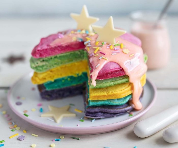 gateau de crepes, pancakes arc en ciel de couleur variées, gateau licorne d anniversaire miniature
