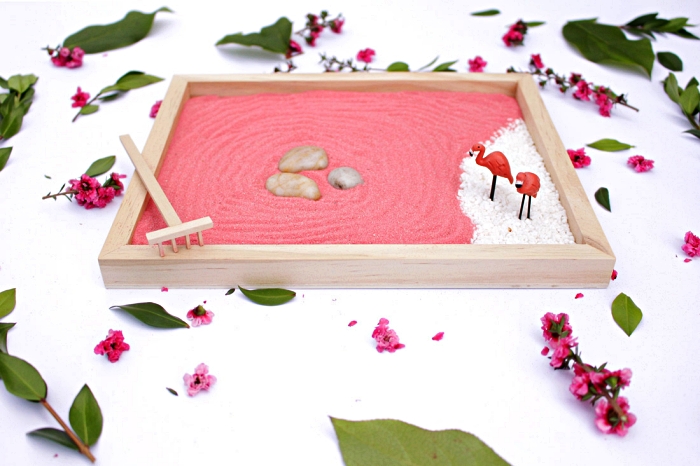 activité manuelle été, réaliser un mini-jardin zen avec du sable decoratif, des galets et des figurines flamants roses