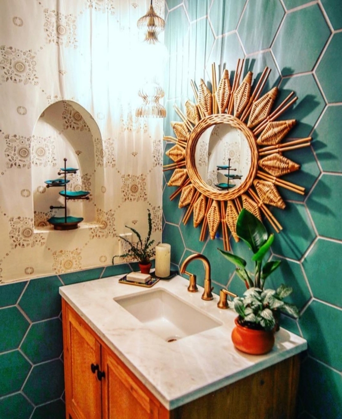 décoration salle de bain jungalow aux murs en carreaux verts, modèle de miroir bain en forme soleil bambou