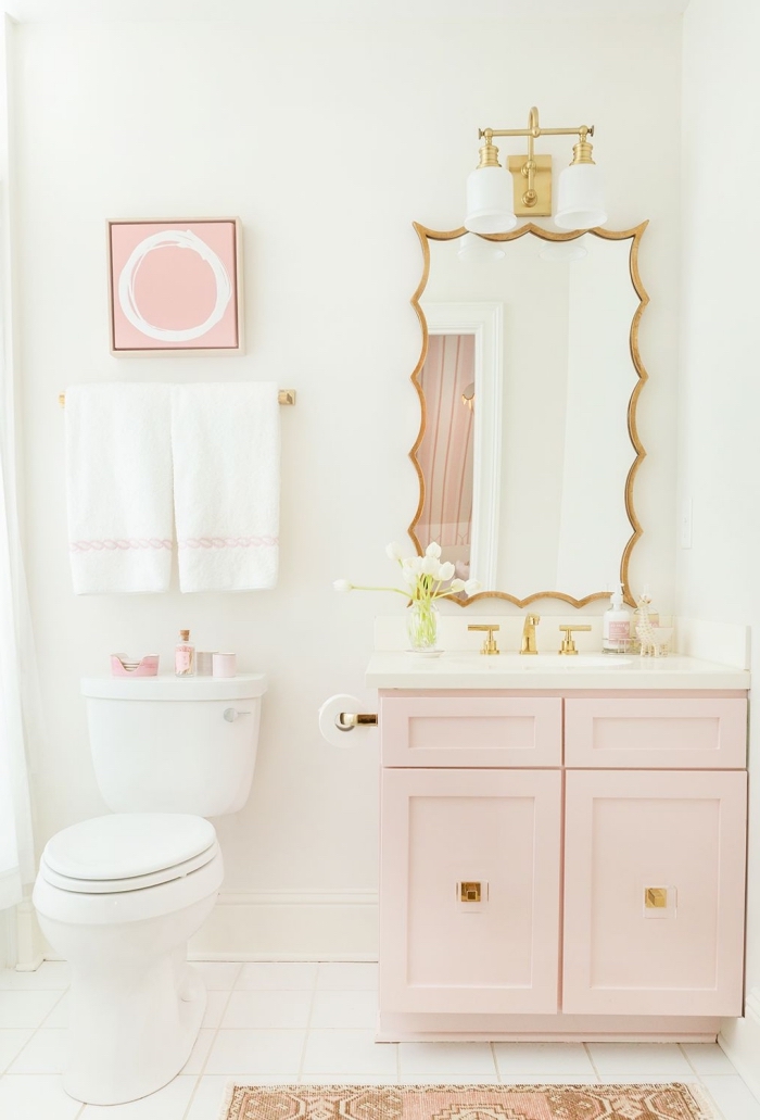 amenagement wc en blanc et rose pastel avec accents dorés, modèle de meuble lavabo toilette en rose avec poignées or