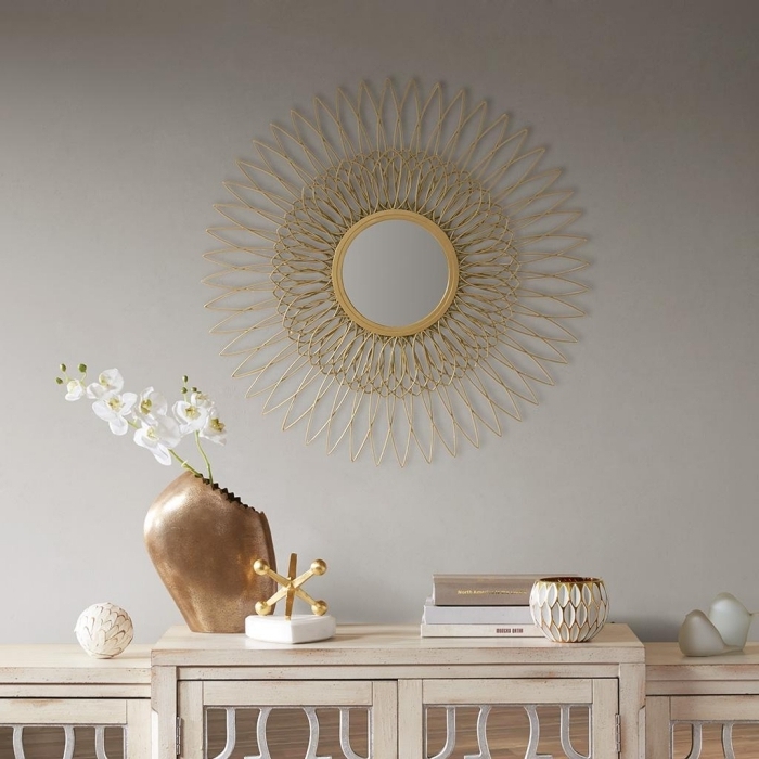 décoration salon luxueux aux murs neutres avec meubles bois et objets à finition or, modèle de miroir soleil doré