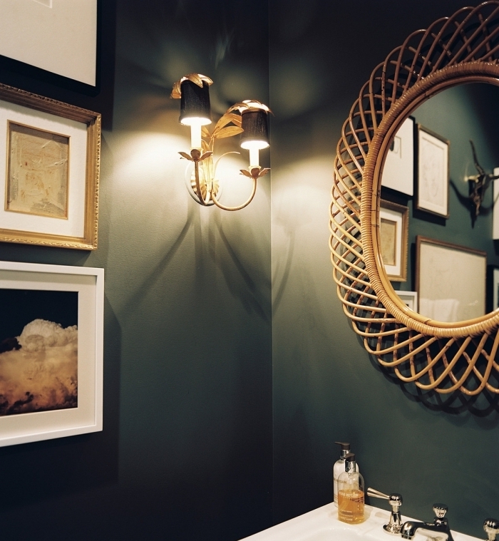 idée aménagement salle de bain exotique à murs vert foncé avec objets fibre végétal, modèle de miroir bambou