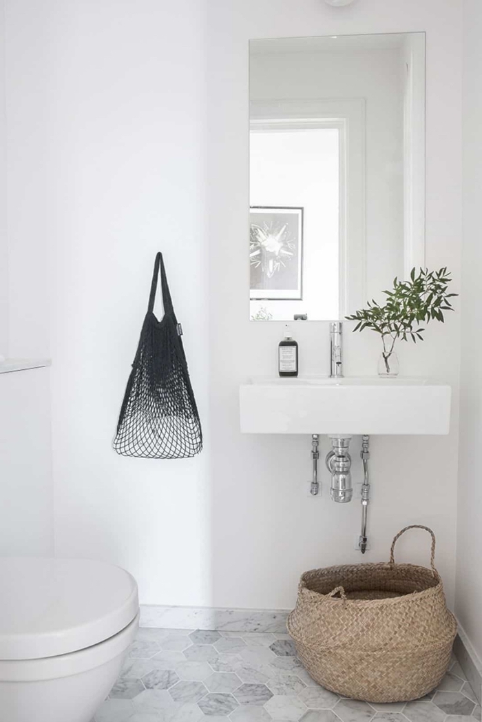 deco wc de style minimaliste aux murs blancs, exemple comment aménager ses toilettes, décoration objets en fibre végétale
