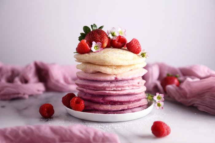 idee pour faire pancake ombre, différents nuances de rose, photographie culinaire pancake aux fraises