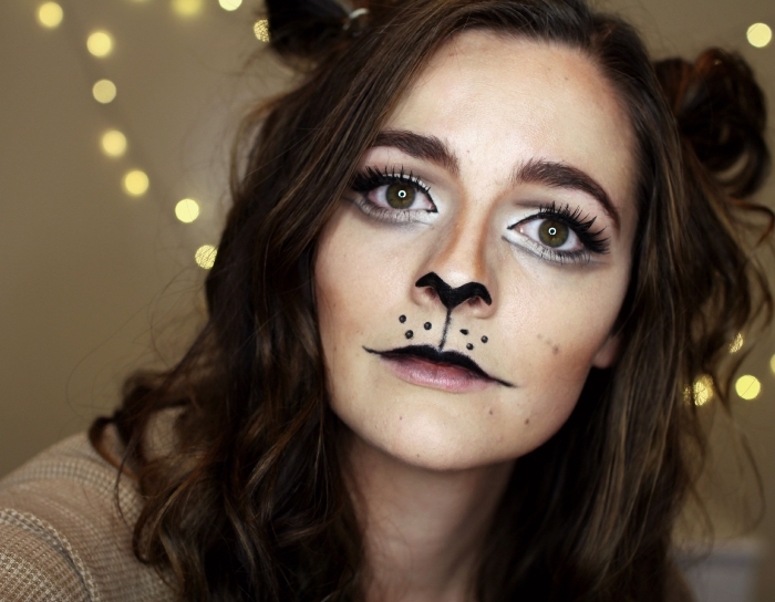 exemple de maquillage simple halloween, technique dessin sur visage avec eyeliner en forme de nez et moustaches de chat