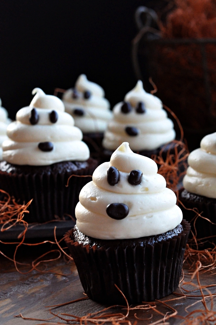 recette halloween facile de muffins au chocolat au décor de crème beurre façon fantômes d'halloween