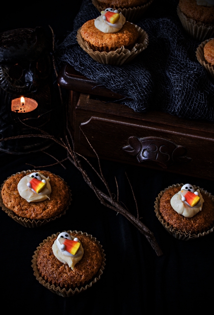 recette de muffins aux carottes décorés pour l'halloween, muffins fantômes décorés de bonbons candy corn