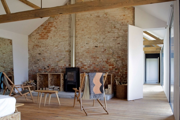 idée renovation interieur style campagne, décoration salon blanc et bois avec accent en noir et gris, meubles salon rustique en bois