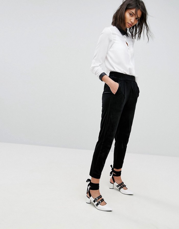Tenue noir et blanc classique, comment porter le pantalon carotte noir et chemise blanche, chaussures à petit talon bicolores 