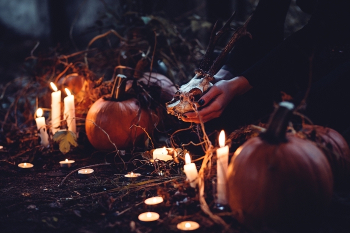 idée fond ecran halloween, wallpaper PC pour Halloween, photo magie Halloween avec sorcière et bougies allumées