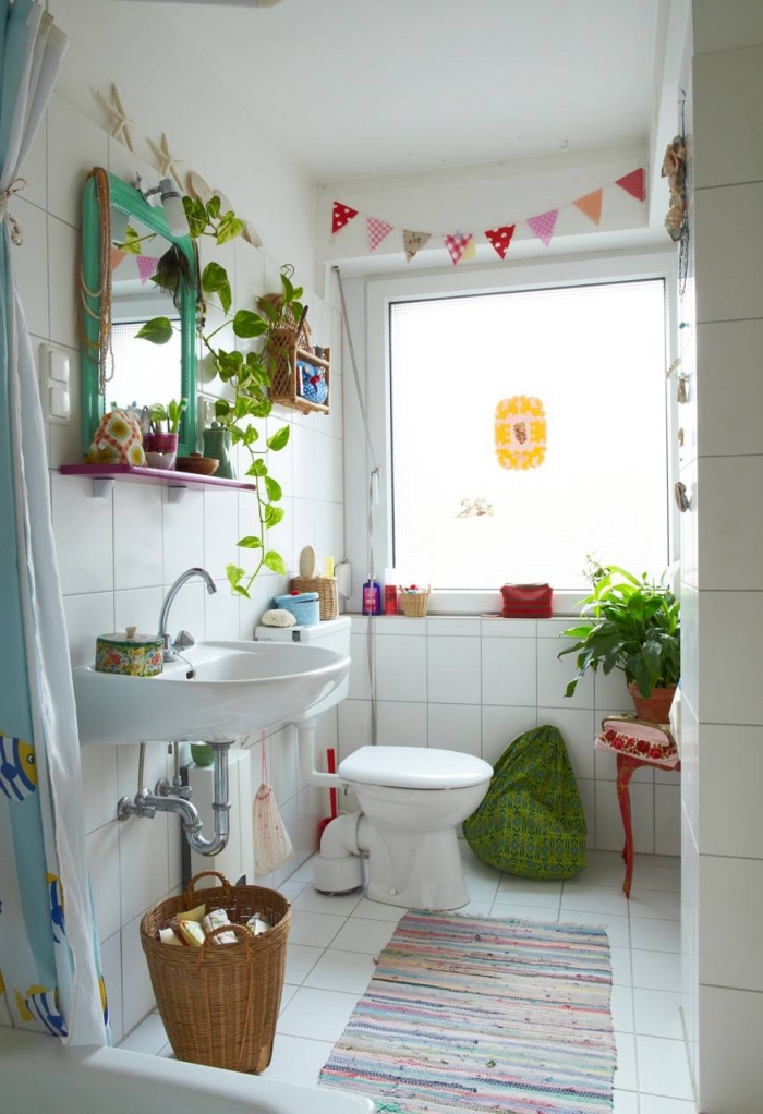 toilette deco avec objets colorés DIY, modèle toilettes blanches décorées avec plantes vertes et accessoires fait main