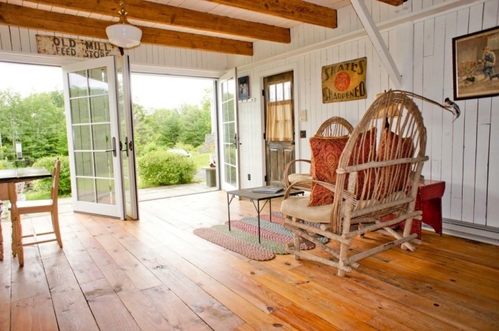 exemple de transformation grange en habitation avec véranda campagne chic, meubles terrasse bois en rotin